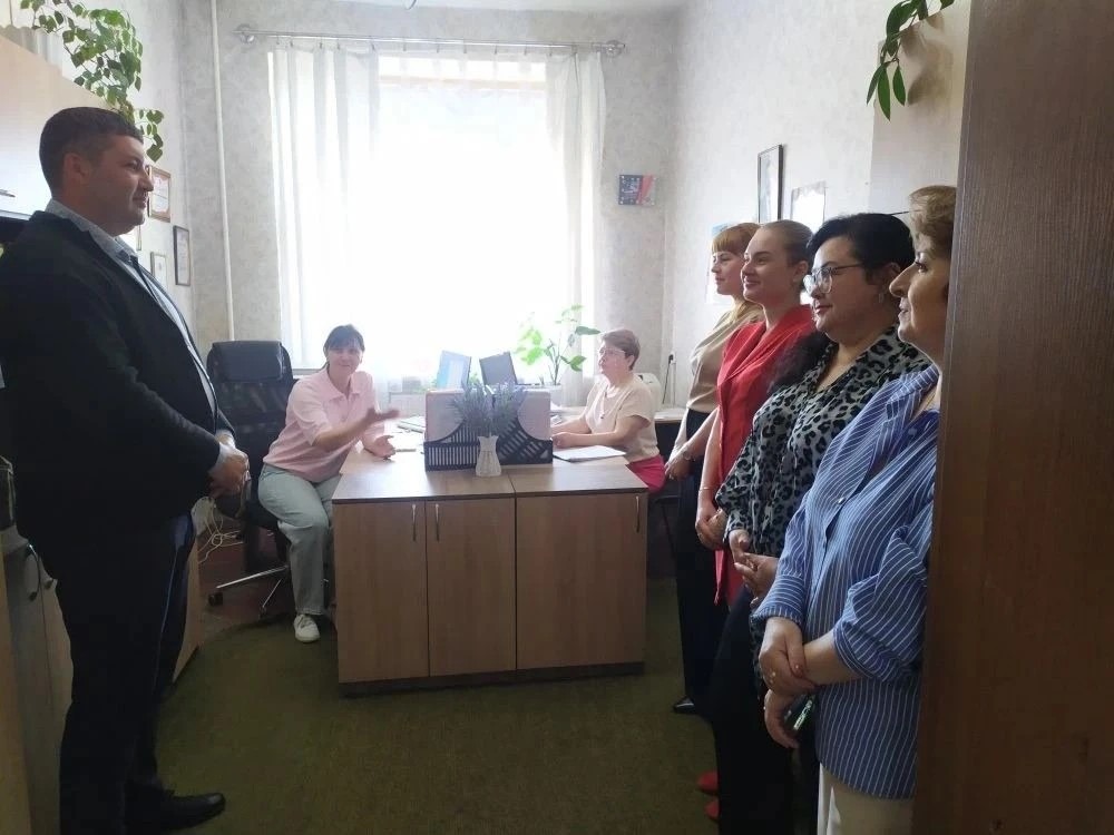 19 мая заместитель главы администрации городского округа Торез Александр Люлькович провел встречу с трудовым коллективом отдела экономики, прогнозирования и социально-экономического развития администрации городского округа Торез..