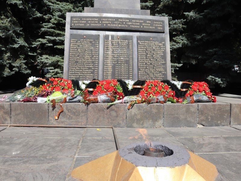 Торжественная церемония возложения цветов к Вечному Огню у Памятника павших героев.