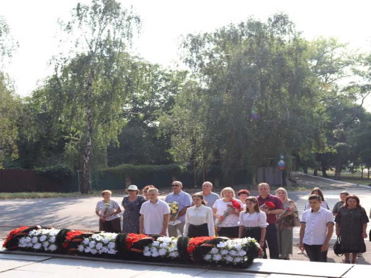 Торжественная церемония возложения цветов к Вечному Огню у Памятника павших героев.